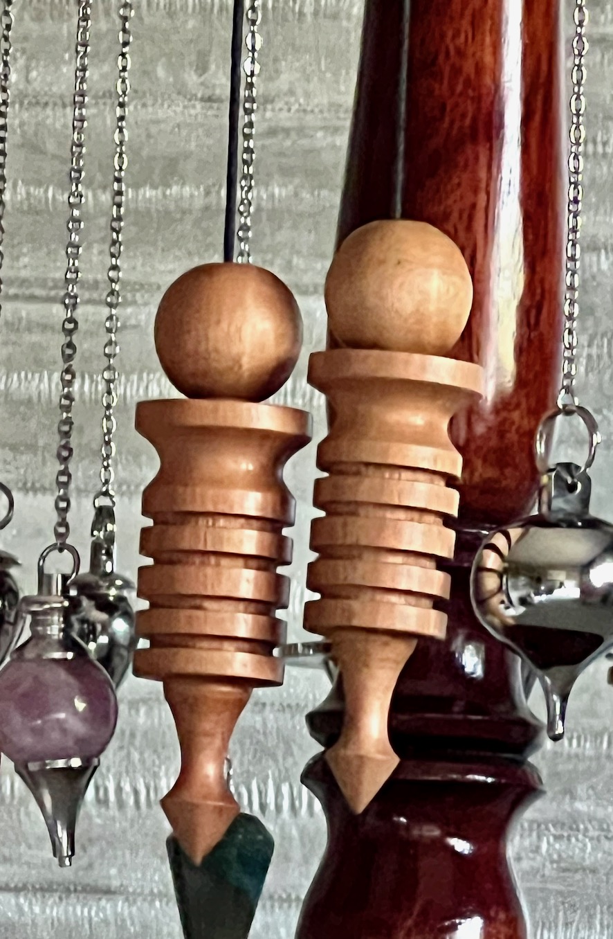 Support Pendulaire En Bois Et Alliage Pour Travail énergétique Et Divination - Fait Main, Diamètre 17.8 Cm, Hauteur 31.6 Cm